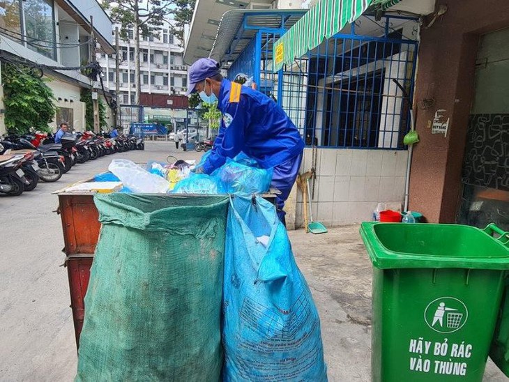 Từ chối thu gom nếu không phân loại rác thải- Ảnh 2.