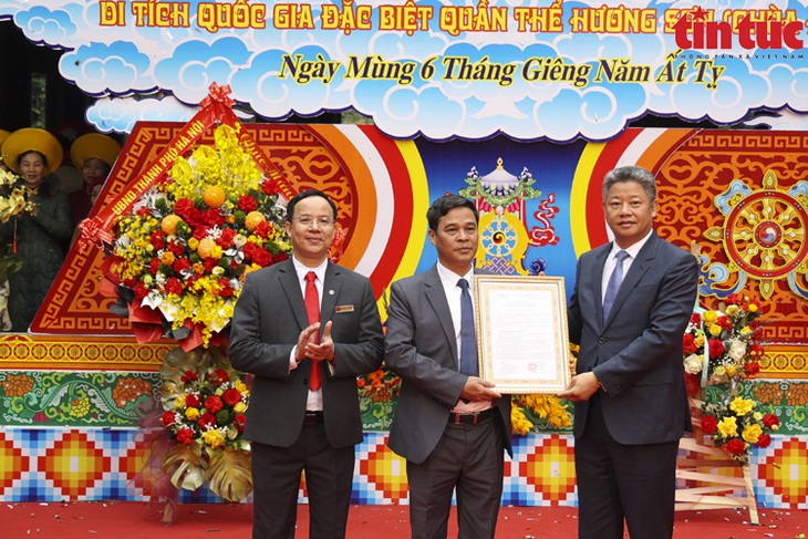 Lễ hội Chùa Hương 2025: Sử dụng vé điện tử tích hợp cả vé thắng cảnh và xuồng đò- Ảnh 2. Lễ hội Chùa Hương 2025: Sử dụng vé điện tử tích hợp cả vé thắng cảnh và xuồng đò- Ảnh 2.