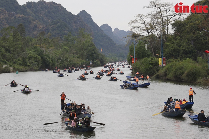 Lễ hội Chùa Hương 2025: Sử dụng vé điện tử tích hợp cả vé thắng cảnh và xuồng đò- Ảnh 4. Lễ hội Chùa Hương 2025: Sử dụng vé điện tử tích hợp cả vé thắng cảnh và xuồng đò- Ảnh 4.