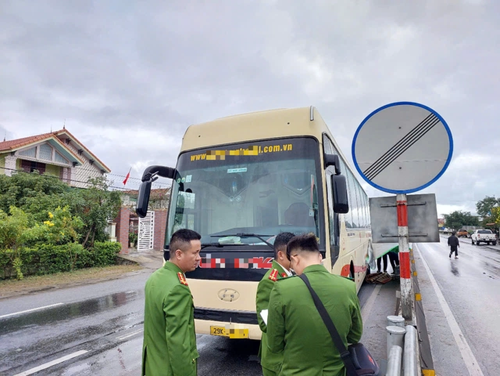 Người phụ nữ tử vong khi băng qua đường, Quốc lộ 1A ùn tắc nhiều giờ- Ảnh 1.