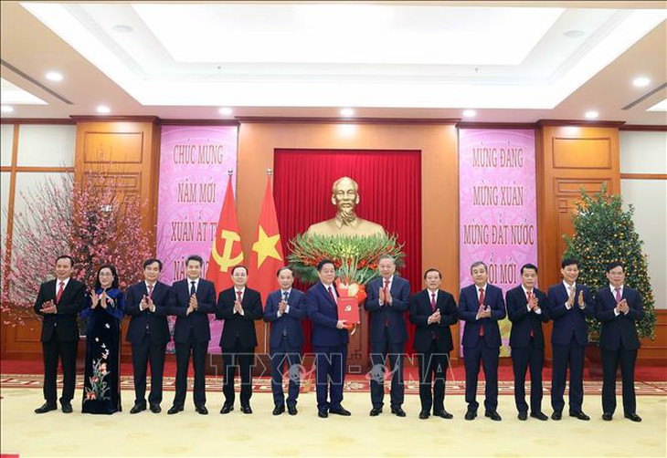 Tổng Bí thư Tô Lâm trao Quyết định của Bộ Chính trị cho 4 Đảng bộ trực thuộc Trung ương và 3 cơ quan Đảng ở Trung ương- Ảnh 1. Tổng Bí thư Tô Lâm trao Quyết định của Bộ Chính trị cho 4 Đảng bộ trực thuộc Trung ương và 3 cơ quan Đảng ở Trung ương- Ảnh 1.