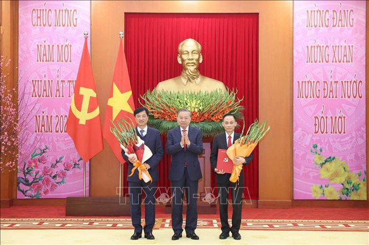 Tổng Bí thư Tô Lâm trao Quyết định của Bộ Chính trị cho 4 Đảng bộ trực thuộc Trung ương và 3 cơ quan Đảng ở Trung ương- Ảnh 2. Tổng Bí thư Tô Lâm trao Quyết định của Bộ Chính trị cho 4 Đảng bộ trực thuộc Trung ương và 3 cơ quan Đảng ở Trung ương- Ảnh 2.