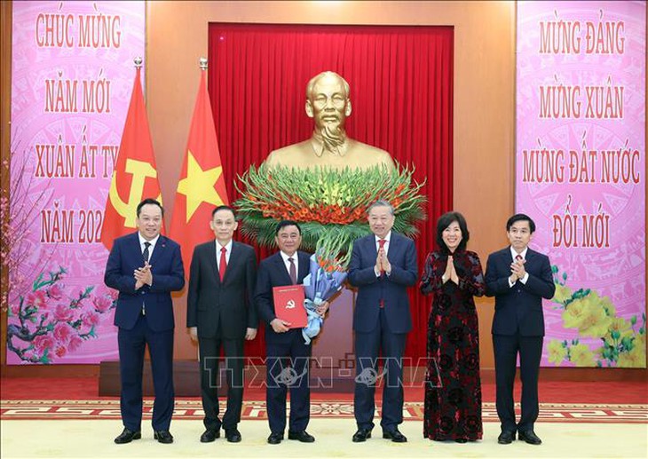 Tổng Bí thư Tô Lâm trao Quyết định của Bộ Chính trị cho 4 Đảng bộ trực thuộc Trung ương và 3 cơ quan Đảng ở Trung ương- Ảnh 3. Tổng Bí thư Tô Lâm trao Quyết định của Bộ Chính trị cho 4 Đảng bộ trực thuộc Trung ương và 3 cơ quan Đảng ở Trung ương- Ảnh 3.