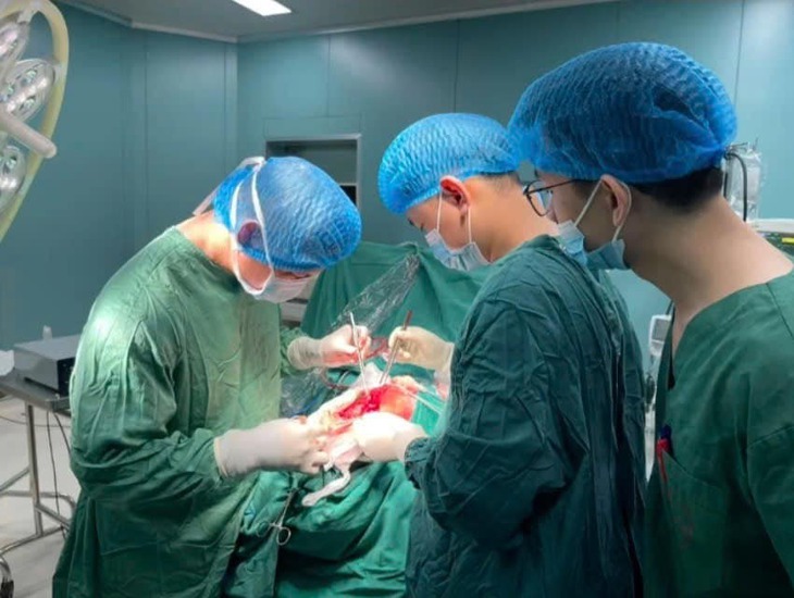 Mổ não khẩn cấp cứu người đàn ông dập não sau cú đâm thẳng vào xe tải đỗ ven đường- Ảnh 1. Mổ não khẩn cấp cứu người đàn ông dập não sau cú đâm thẳng vào xe tải đỗ ven đường- Ảnh 1.