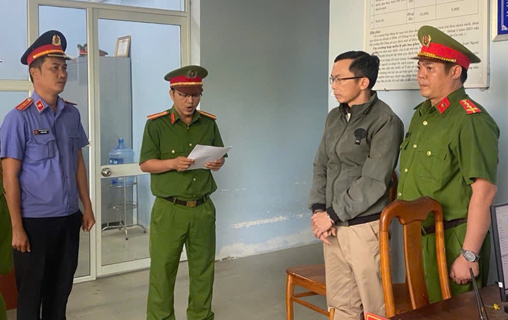 Bắt giam thầy giáo giao cấu với nữ sinh lớp 10- Ảnh 1. Bắt giam thầy giáo giao cấu với nữ sinh lớp 10- Ảnh 1.