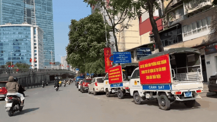 Hàng loạt ô tô ngang nhiên dừng đỗ dưới biển cấm ngay trước trụ sở Công an- Ảnh 2.