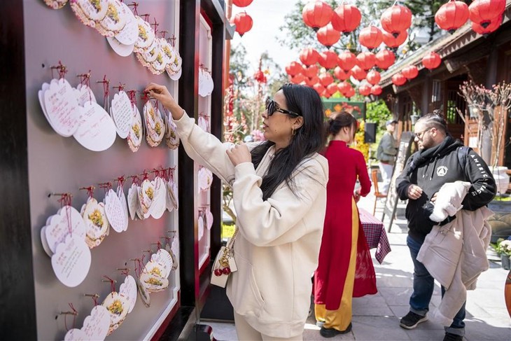 Lần đầu ăn Tết Việt, khách Tây choáng ngợp với độ 'chơi lớn' của các khu du lịch 3 miền- Ảnh 2. Lần đầu ăn Tết Việt, khách Tây choáng ngợp với độ 'chơi lớn' của các khu du lịch 3 miền- Ảnh 2.