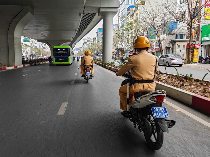 Xử lý ô tô ngang nhiên dừng đỗ quanh bệnh viện, bến xe ngày đầu năm mới- Ảnh 1. Xử lý ô tô ngang nhiên dừng đỗ quanh bệnh viện, bến xe ngày đầu năm mới- Ảnh 1.
