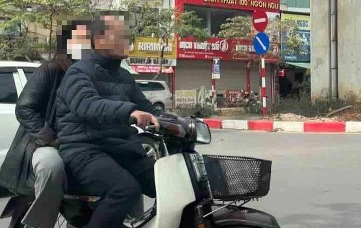 Xử nghiêm cán bộ công an không đội mũ bảo hiểm khi tham gia giao thông- Ảnh 1. Xử nghiêm cán bộ công an không đội mũ bảo hiểm khi tham gia giao thông- Ảnh 1.