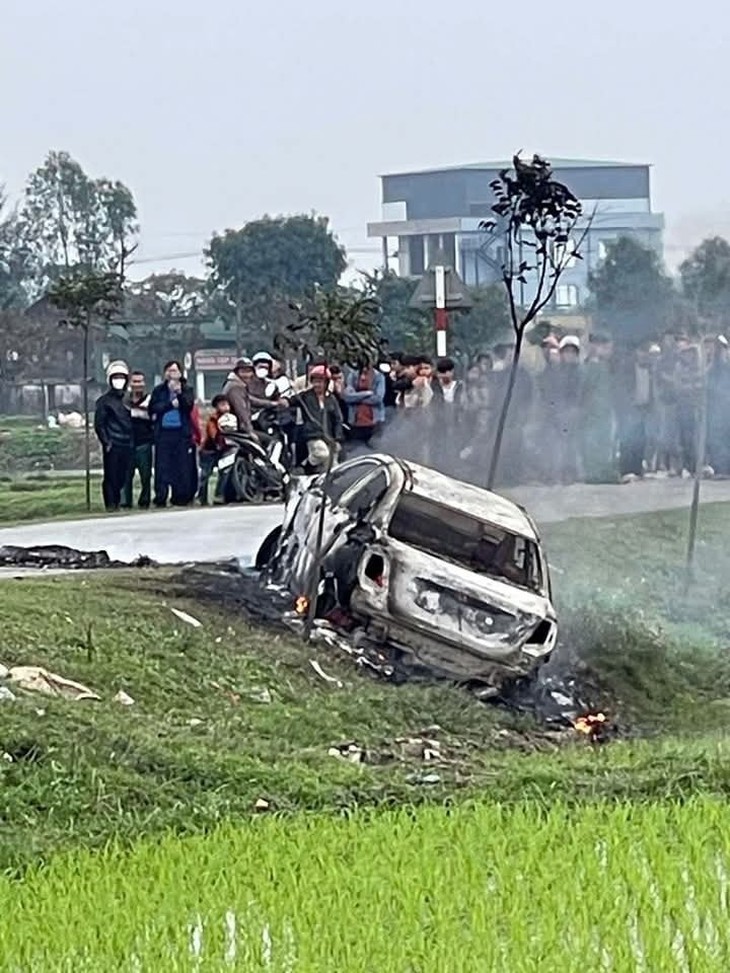 Ô tô bốc cháy dữ dội khi đang lưu thông- Ảnh 2.