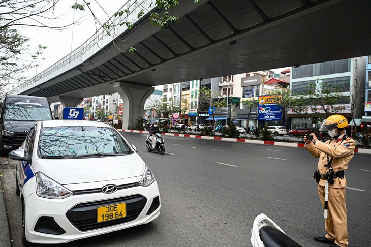 Hà Nội đề xuất tăng cao mức phạt vi phạm giao thông: Làm sao để khả thi?- Ảnh 3. Hà Nội đề xuất tăng cao mức phạt vi phạm giao thông: Làm sao để khả thi?- Ảnh 3.