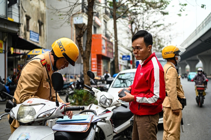 Khi vi phạm người điều khiển giao thông có nên giấu bằng lái?- Ảnh 3. Khi vi phạm người điều khiển giao thông có nên giấu bằng lái?- Ảnh 3.