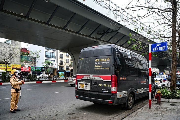 Hà Nội đề xuất tăng cao mức phạt vi phạm giao thông: Làm sao để khả thi?- Ảnh 2. Hà Nội đề xuất tăng cao mức phạt vi phạm giao thông: Làm sao để khả thi?- Ảnh 2.
