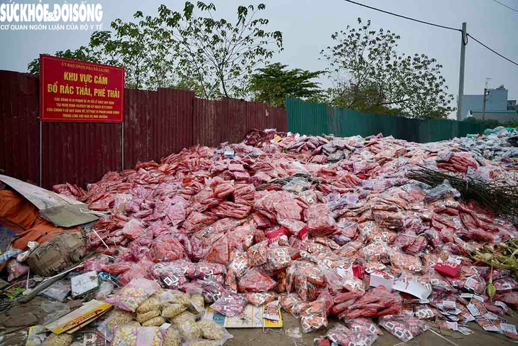 Hàng tấn bánh kẹo, xúc xích bị vứt ra bãi rác ở Hoài Đức, xử lý thế nào?- Ảnh 3. Hàng tấn bánh kẹo, xúc xích bị vứt ra bãi rác ở Hoài Đức, xử lý thế nào?- Ảnh 3.