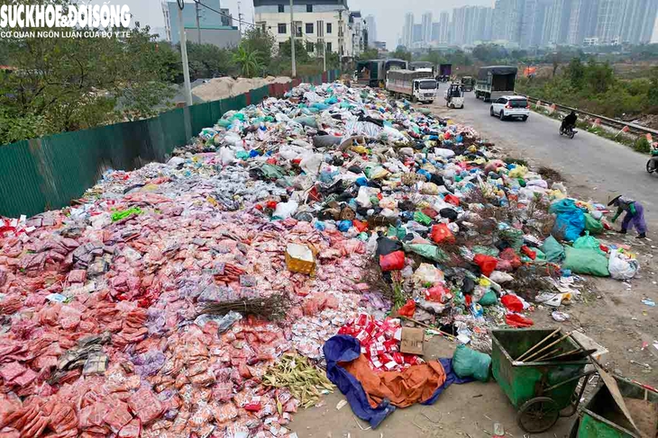 Hàng tấn bánh kẹo, xúc xích bị vứt ra bãi rác ở Hoài Đức, xử lý thế nào?- Ảnh 2. Hàng tấn bánh kẹo, xúc xích bị vứt ra bãi rác ở Hoài Đức, xử lý thế nào?- Ảnh 2.