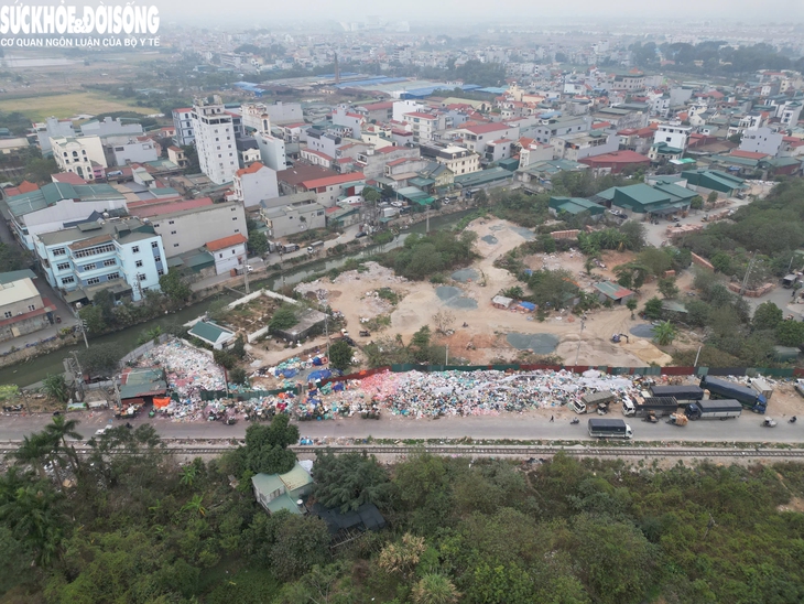 Hàng tấn bánh kẹo, xúc xích bị vứt ra bãi rác ở Hoài Đức, xử lý thế nào?- Ảnh 7. Hàng tấn bánh kẹo, xúc xích bị vứt ra bãi rác ở Hoài Đức, xử lý thế nào?- Ảnh 7.