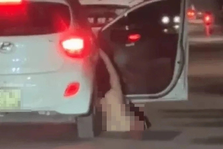 Vụ người phụ nữ không mặc quần áo rơi khỏi xe ô tô: Xử phạt hành chính tài xế- Ảnh 1. Vụ người phụ nữ không mặc quần áo rơi khỏi xe ô tô: Xử phạt hành chính tài xế- Ảnh 1.