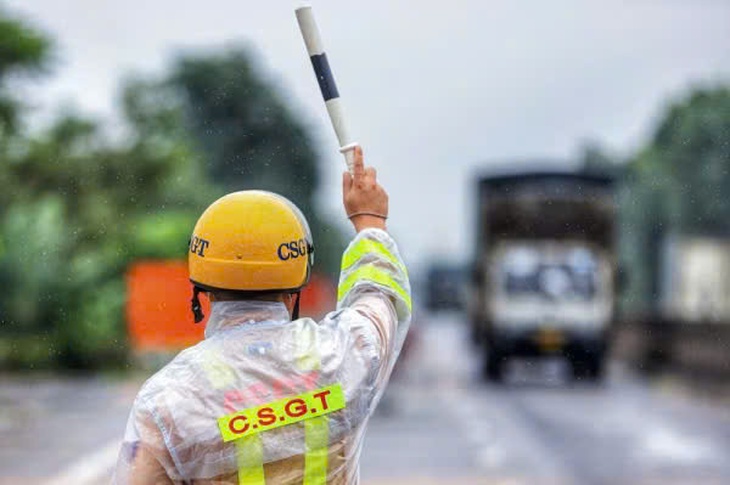 CSGT Hà Nội khuyến cáo người dân di chuyển trong thời tiết sương mù và mưa- Ảnh 2. CSGT Hà Nội khuyến cáo người dân di chuyển trong thời tiết sương mù và mưa- Ảnh 2.