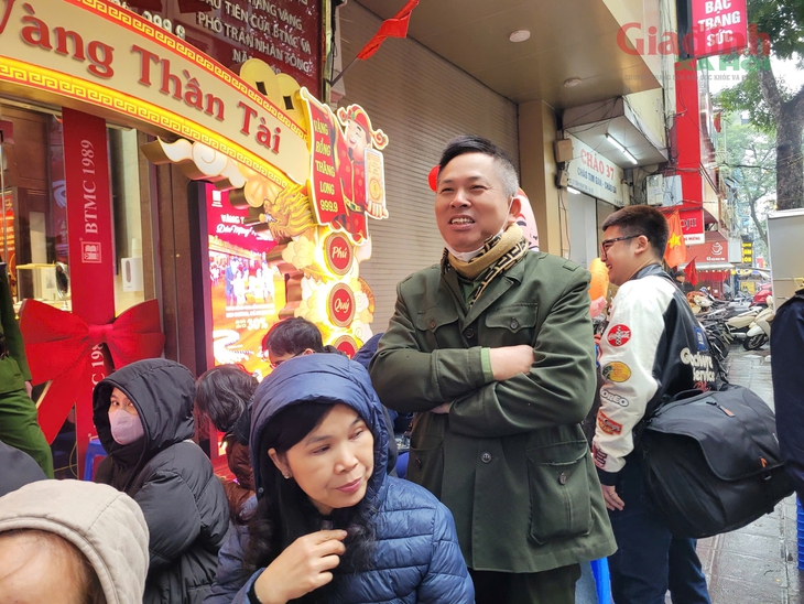 Không mua vàng cầu may, nhiều người xếp hàng chờ bán vàng để chốt lãi, 'lấy lộc' đầu năm- Ảnh 2.