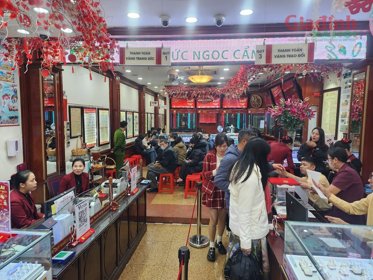 Không mua vàng cầu may, nhiều người xếp hàng chờ bán vàng để chốt lãi, 'lấy lộc' đầu năm- Ảnh 3.