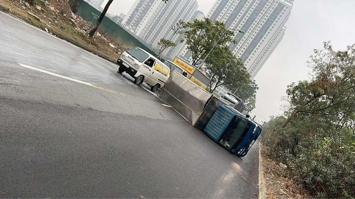 Hà Nội: 2 xe tải tự lật chắn ngang đường trong 'mưa phùn gió bấc'- Ảnh 2. Hà Nội: 2 xe tải tự lật chắn ngang đường trong 'mưa phùn gió bấc'- Ảnh 2.