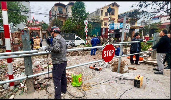Đóng lối đi tự mở cắt ngang đường sắt sau vụ tai nạn khiến 1 người tử vong- Ảnh 2. Đóng lối đi tự mở cắt ngang đường sắt sau vụ tai nạn khiến 1 người tử vong- Ảnh 2.