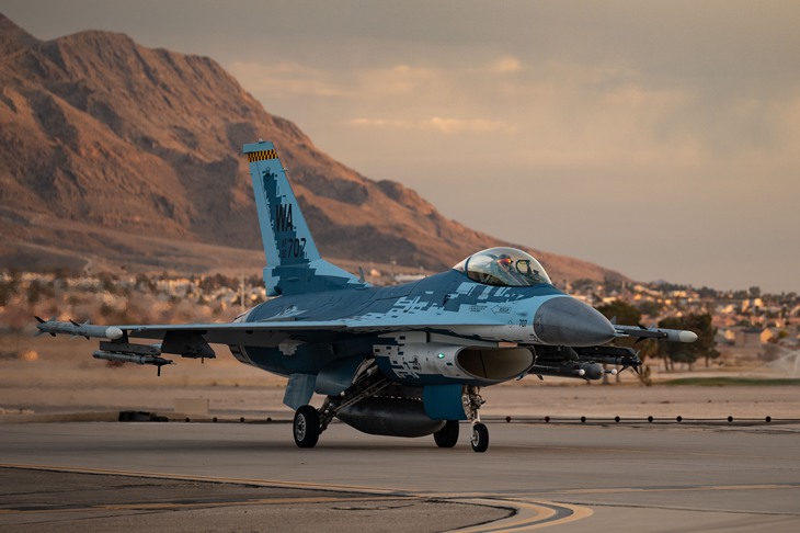 Chiến đấu cơ đặc biệt mang màu sơn của Su-57- Ảnh 1.
