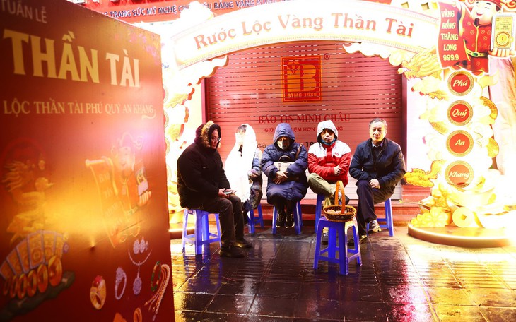 Người dân dậy từ 2h sáng, đội mưa rét xếp hàng mua vàng ngày vía thần tài