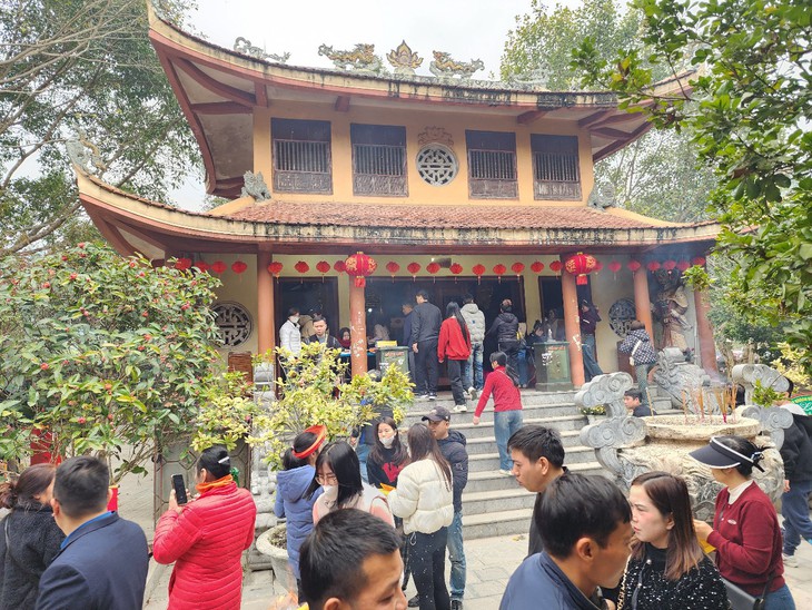 Dòng người đến ngôi đền bên dòng sông Chu cầu may, bán rủi- Ảnh 5. Dòng người đến ngôi đền bên dòng sông Chu cầu may, bán rủi- Ảnh 5.