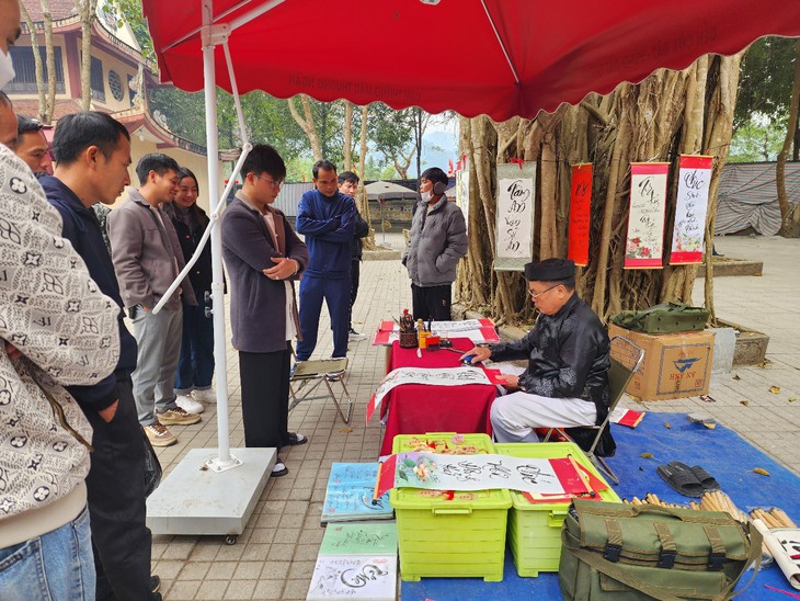 Dòng người đến ngôi đền bên dòng sông Chu cầu may, bán rủi- Ảnh 6. Dòng người đến ngôi đền bên dòng sông Chu cầu may, bán rủi- Ảnh 6.