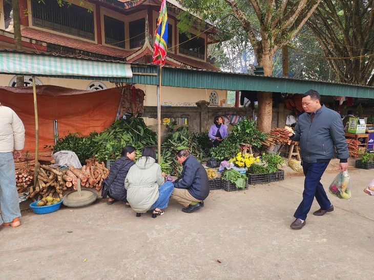 Dòng người đến ngôi đền bên dòng sông Chu cầu may, bán rủi- Ảnh 2. Dòng người đến ngôi đền bên dòng sông Chu cầu may, bán rủi- Ảnh 2.