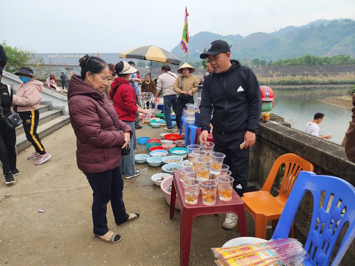 Dòng người đến ngôi đền bên dòng sông Chu cầu may, bán rủi- Ảnh 3. Dòng người đến ngôi đền bên dòng sông Chu cầu may, bán rủi- Ảnh 3.