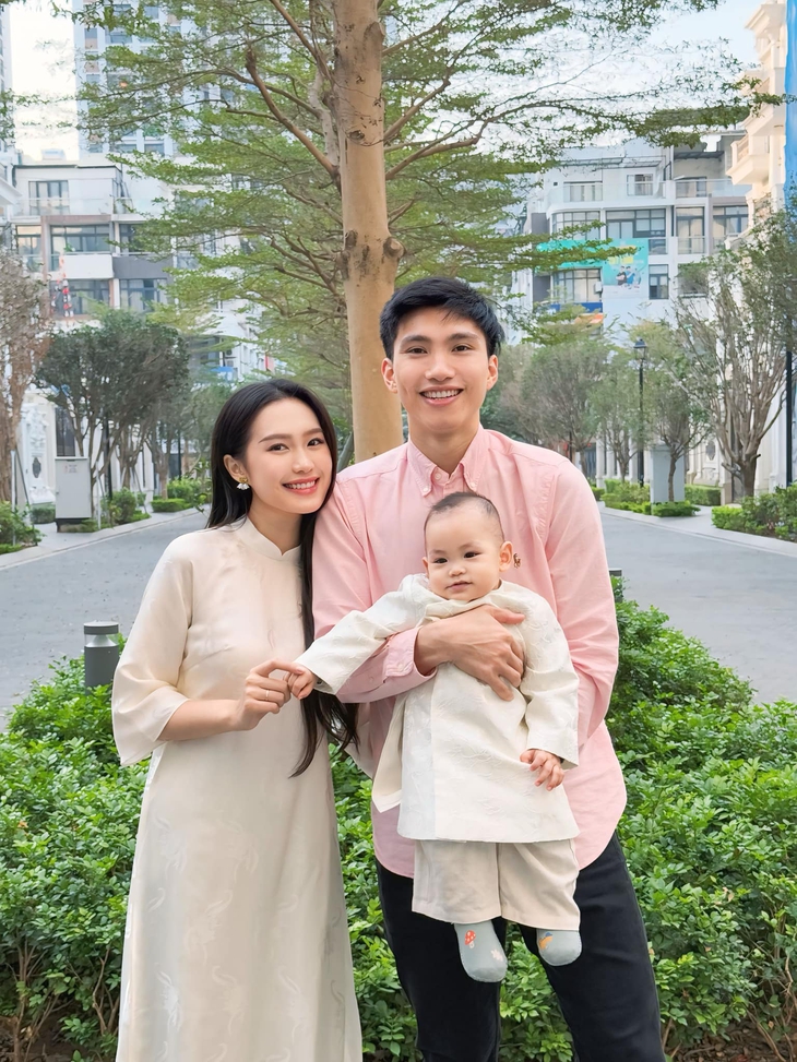 Bà xã Đoàn Văn Hậu 'xả' kho ảnh khiến fan trầm trồ nhan sắc tiểu thư Hà thành- Ảnh 4. Bà xã Đoàn Văn Hậu 'xả' kho ảnh khiến fan trầm trồ nhan sắc tiểu thư Hà thành- Ảnh 4.