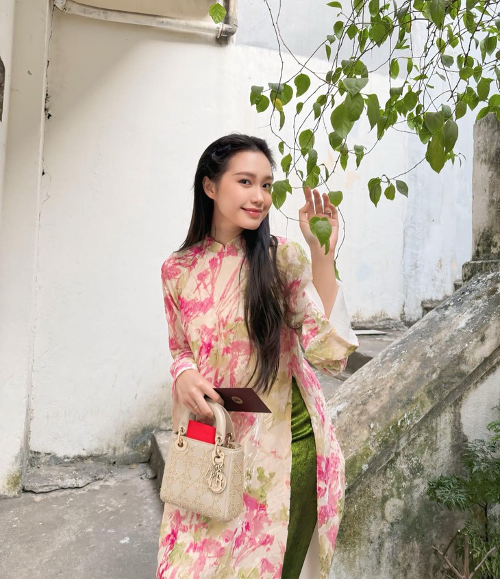 Bà xã Đoàn Văn Hậu 'xả' kho ảnh khiến fan trầm trồ nhan sắc tiểu thư Hà thành- Ảnh 8. Bà xã Đoàn Văn Hậu 'xả' kho ảnh khiến fan trầm trồ nhan sắc tiểu thư Hà thành- Ảnh 8.