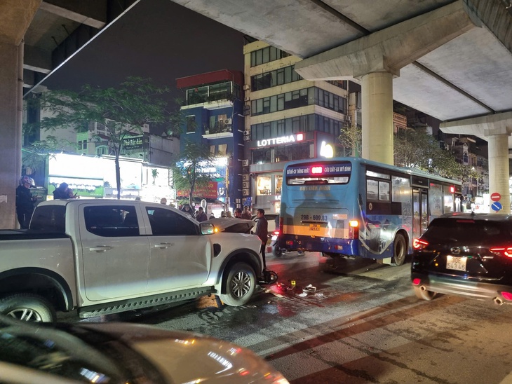 Tài xế xe ôm bị thương nặng sau TNGT liên hoàn tại Cầu Giấy đã tử vong- Ảnh 2. Tài xế xe ôm bị thương nặng sau TNGT liên hoàn tại Cầu Giấy đã tử vong- Ảnh 2.