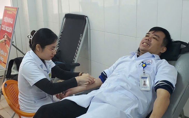 Bác sĩ kêu gọi người dân hiến máu trước tình trạng khan hiếm nguồn máu điều trị sau Tết- Ảnh 1. Bác sĩ kêu gọi người dân hiến máu trước tình trạng khan hiếm nguồn máu điều trị sau Tết- Ảnh 1.