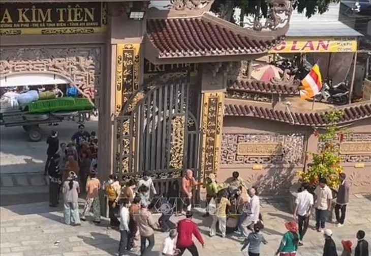 Tập trung điều tra, xử lý vụ dàn cảnh, cướp giật tài sản ở chùa Kim Tiên- Ảnh 1. Tập trung điều tra, xử lý vụ dàn cảnh, cướp giật tài sản ở chùa Kim Tiên- Ảnh 1.