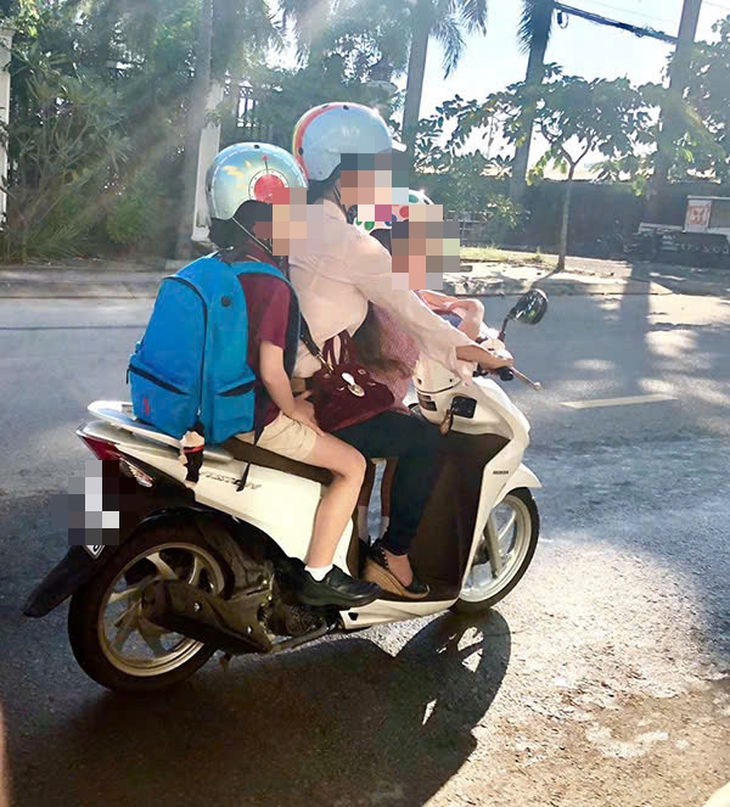 Chở trẻ em trên 6 tuổi ngồi trước xe máy bị xử phạt đến 10 triệu đồng- Ảnh 2. Chở trẻ em trên 6 tuổi ngồi trước xe máy bị xử phạt đến 10 triệu đồng- Ảnh 2.