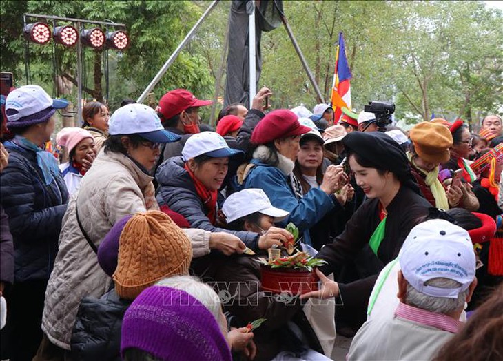 Du khách nô nức trảy hội Lim Xuân Ất Tỵ- Ảnh 4.