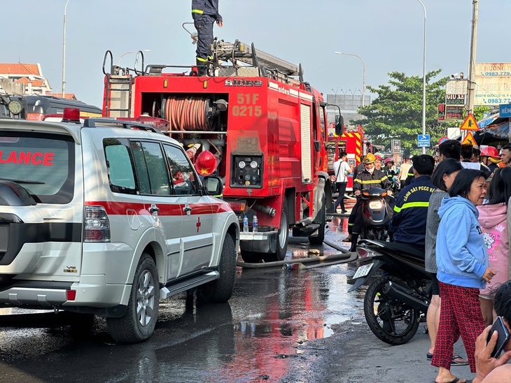 TPHCM: Cháy kho đồ nhựa gần ngã tư Bình Phước, hàng chục xe chữa cháy được huy động- Ảnh 3. TPHCM: Cháy kho đồ nhựa gần ngã tư Bình Phước, hàng chục xe chữa cháy được huy động- Ảnh 3.