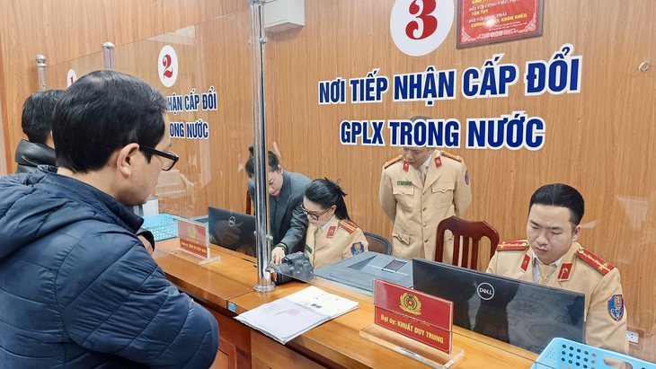 Còn vướng mắc khi đổi giấy phép lái xe trực tuyến, xử lý thế nào?- Ảnh 2. Còn vướng mắc khi đổi giấy phép lái xe trực tuyến, xử lý thế nào?- Ảnh 2.