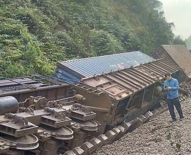 Chuyển tải hành khách bằng đường bộ sau sự cố tàu ở Hà Tĩnh- Ảnh 1.