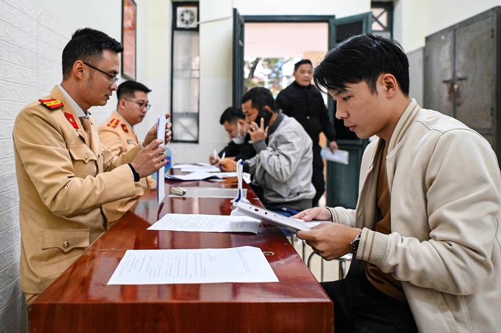 Còn vướng mắc khi đổi giấy phép lái xe trực tuyến, xử lý thế nào?- Ảnh 3. Còn vướng mắc khi đổi giấy phép lái xe trực tuyến, xử lý thế nào?- Ảnh 3.