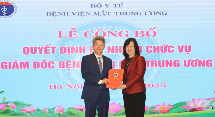 Bộ trưởng Bộ Y tế trao quyết định bổ nhiệm PGS.TS Phạm Ngọc Đông giữ chức Giám đốc Bệnh viện Mắt TW- Ảnh 1.