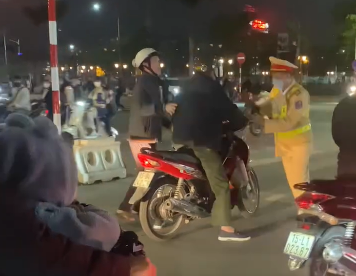 Gã đàn ông bất ngờ đấm vào mặt chiến sĩ công an khi bị
yêu cầu kiểm tra nồng độ cồn- Ảnh 1. Gã đàn ông bất ngờ đấm vào mặt chiến sĩ công an khi bị
yêu cầu kiểm tra nồng độ cồn- Ảnh 1.