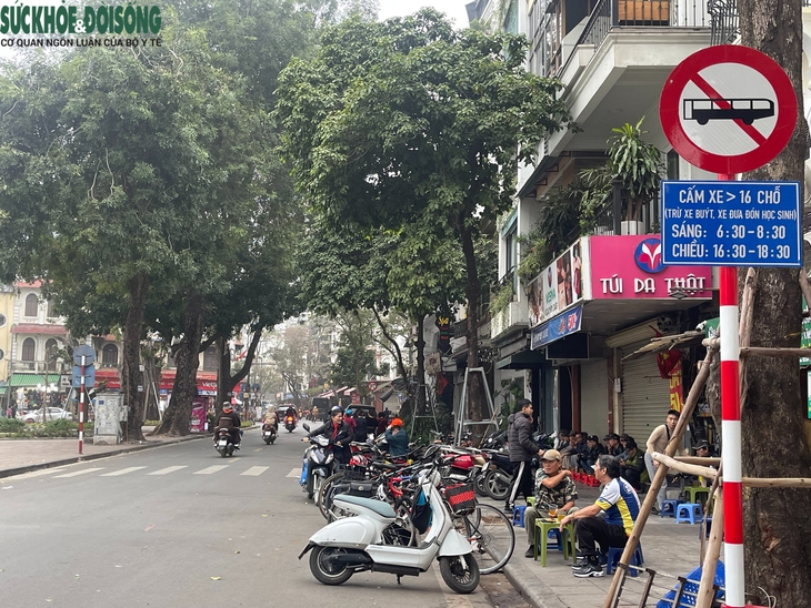 Hiện trạng giao thông phố cổ sau hơn 1 tuần Hà Nội hạn chế ô tô trên 16 chỗ- Ảnh 2. Hiện trạng giao thông phố cổ sau hơn 1 tuần Hà Nội hạn chế ô tô trên 16 chỗ- Ảnh 2.
