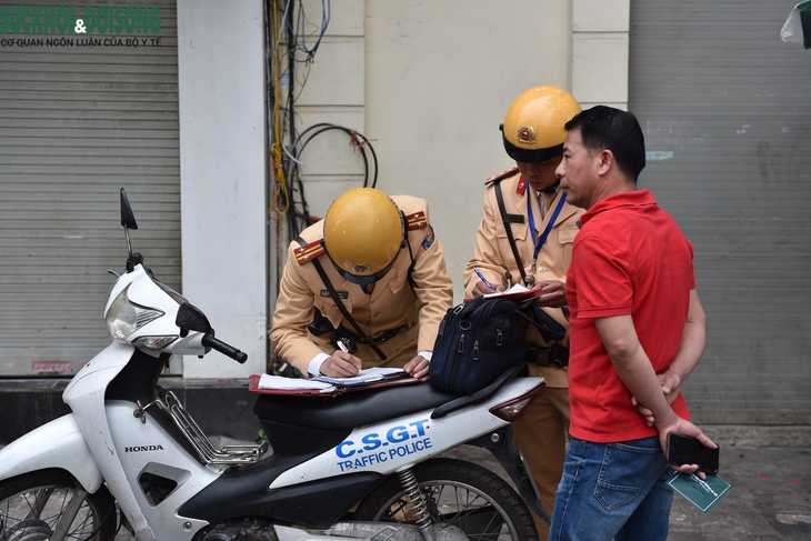 Hiện trạng giao thông phố cổ sau hơn 1 tuần Hà Nội hạn chế ô tô trên 16 chỗ- Ảnh 3. Hiện trạng giao thông phố cổ sau hơn 1 tuần Hà Nội hạn chế ô tô trên 16 chỗ- Ảnh 3.