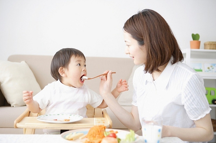 Ăn bổ sung là hình thức bổ sung thêm thức ăn khác cho trẻ ngoài sữa mẹ. Ăn bổ sung là hình thức bổ sung thêm thức ăn khác cho trẻ ngoài sữa mẹ.