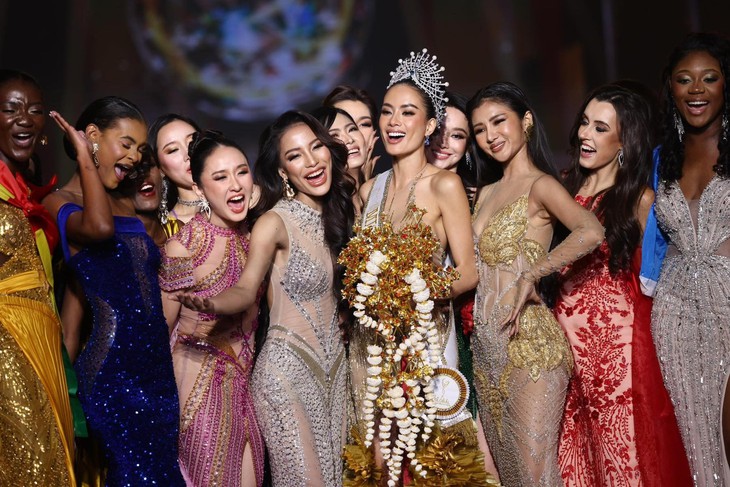 Một hoa hậu Việt vừa đăng quang trong cuộc thi nhan sắc quốc tế gây phẫn nộ- Ảnh 1. Một hoa hậu Việt vừa đăng quang trong cuộc thi nhan sắc quốc tế gây phẫn nộ- Ảnh 1.