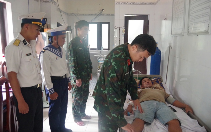 Bệnh xá đảo Trường Sa cấp cứu ngư dân bị cá mao tiên đâm